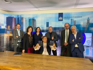 Oprichter Hans Arnold met de prijzen